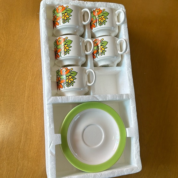 Vintage Tea Set (missing one plate & one cup) - Picture 2 of 6